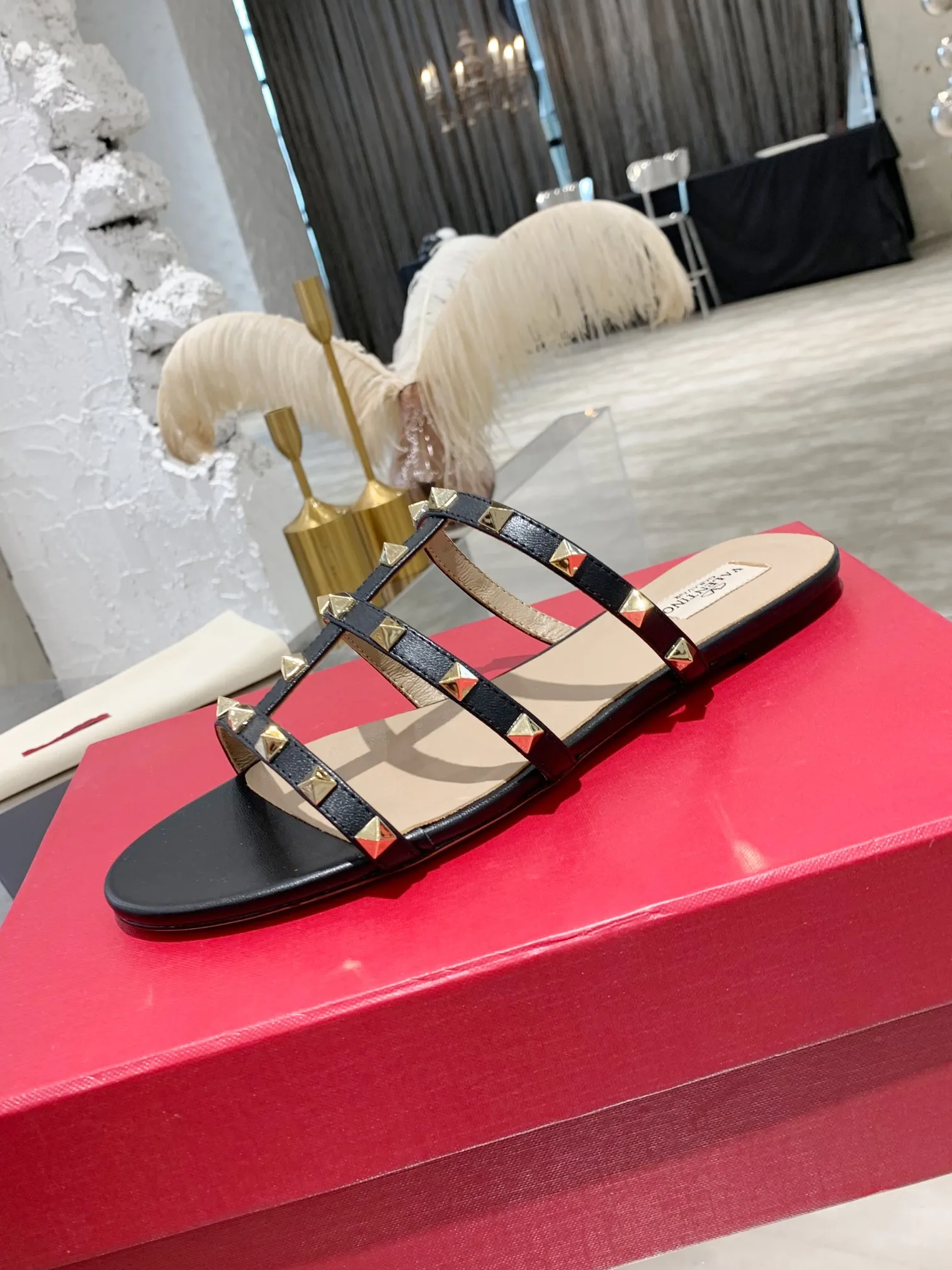 👟👟Ex-factory price 380👟👟 Women's shoes Women's clothing Women's shoes Women's clothing Valentino studded classic sandals ✔️Mixed-breed sheepskin upper ✔️Mixed-breed sheepskin lining and foot pads ✔️Italian yellow cowhide outsole with clear texture consistent with the counter ✔️Code number 35-40 (34, 41, can be customized and not returned)